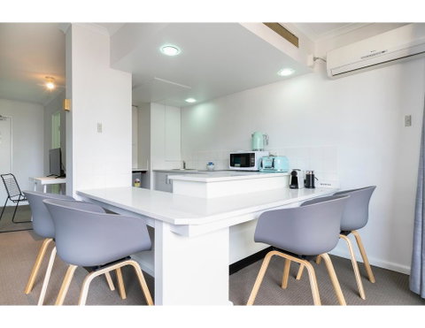 Striking And Super Convenient Studio With Balcony - Accommodation 4U 1
