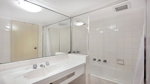 Studio With Balcony At College St - Accommodation 4U 3