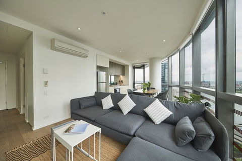 STUNNING 2 BED 2 BATH STYLISH UNIT // FREE PARKING - Accommodation 4U 3