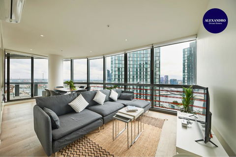 STUNNING 2 BED 2 BATH STYLISH UNIT // FREE PARKING - Accommodation 4U 2