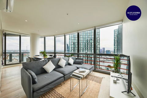 STUNNING 2 BED 2 BATH STYLISH UNIT // FREE PARKING - Accommodation 4U 0