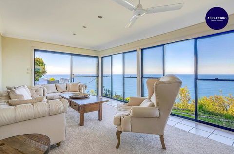 STUNNING CLIFF TOP HOME // POOL & GAMES - Accommodation 4U 0