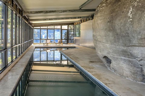 STUNNING CLIFF TOP HOME // POOL & GAMES - Accommodation 4U 3