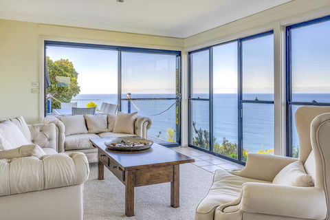 STUNNING CLIFF TOP HOME // POOL & GAMES - Accommodation 4U 2