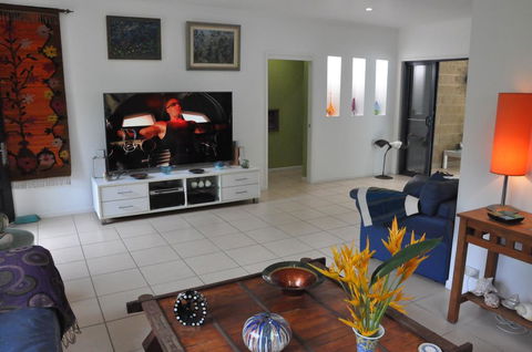 STUNNING MAGNETIC ISLAND HOME,PRIVATE, LARGE POOL,ADULTS ONLY - Accommodation 4U 0