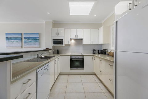 Stunning Top Floor Sunshine Beach Getaway! Unit 7 Vista Pacific 12 Bryan Street - Accommodation 4U 3