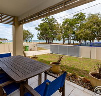 Stunning Waterfront Home with pool - Sylvan Beach Esp Bellara - Accommodation 4U