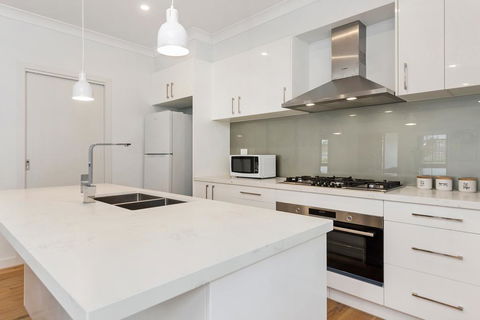 Style, Comfort And Convenience - Accommodation 4U 2