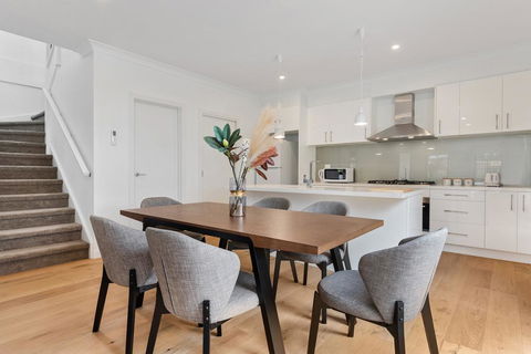 Style, Comfort And Convenience - Accommodation 4U 1