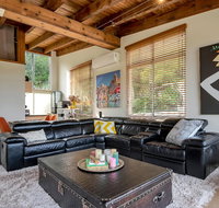 STYLISH  RELAXED LAKE HOME // NARRABEEN - Accommodation 4U