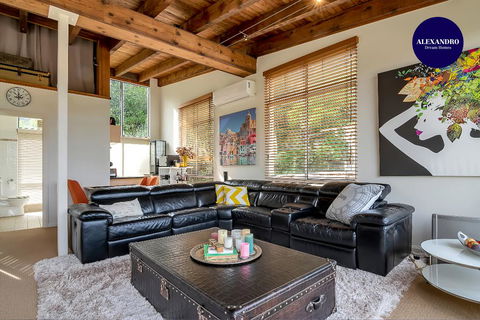 STYLISH & RELAXED LAKE HOME // NARRABEEN - Accommodation 4U 0