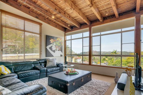 STYLISH & RELAXED LAKE HOME // NARRABEEN - Accommodation 4U 2