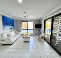 STYLISH RESIDENCE LARGE PRIVATE YARD - CLOSE TO DREAMWORLD - Accommodation 4U