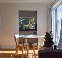 Sun-Drenched 1 Bed Studio Apt Newtown Parking - Accommodation 4U