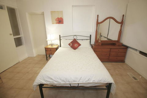 Sunny House - Melbourne Airport Home - Accommodation 4U 3