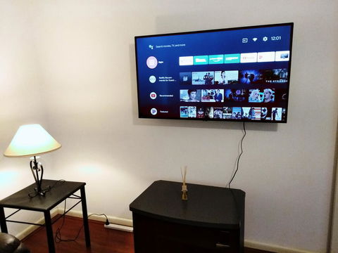 Sunny House - Melbourne Airport Home - Accommodation 4U 1