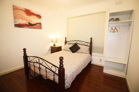 Sunny House - Melbourne Airport Home - Accommodation 4U 2