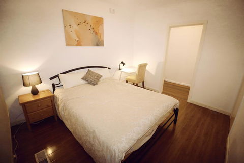 Sunny House - Melbourne Airport Home - Accommodation 4U 0