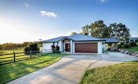 Sunset Retreat Airlie Beach Rural Getaway - Accommodation 4U 0