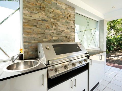 Super Sized Family Retreat With A Pool - Accommodation 4U 3