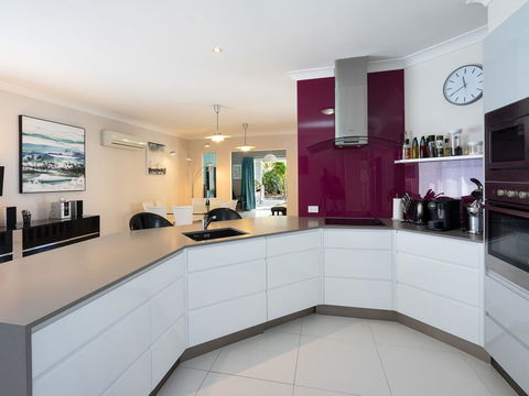 Super Sized Family Retreat With A Pool - Accommodation 4U 2