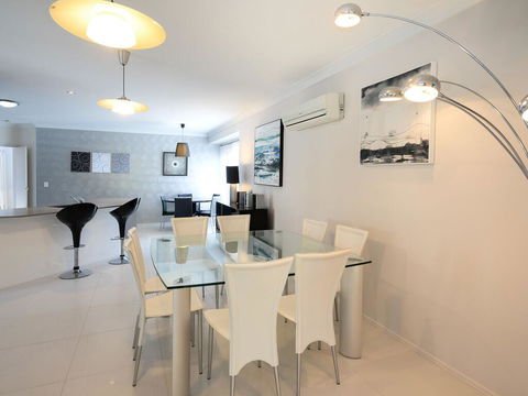 Super Sized Family Retreat With A Pool - Accommodation 4U 1