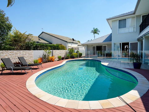 Super Sized Family Retreat With A Pool - Accommodation 4U 0