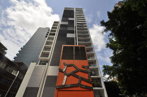 Sydney 1 Bed Modern Self Contained Apartment (402ALB) - Accommodation 4U 0