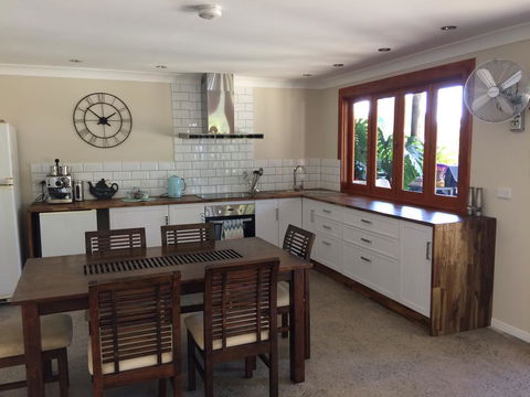 TAKURA HEIGHTS Modern Country Apartment With Pool Access - Accommodation 4U 0