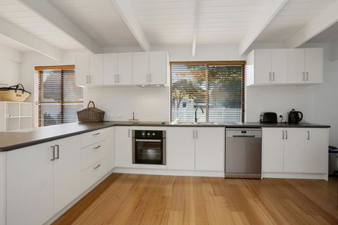 THE ASHMAN HOUSE - Modern And Close To Town - Accommodation 4U 2