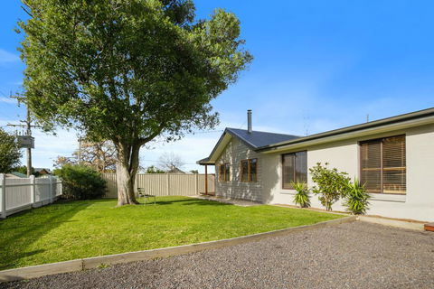THE ASHMAN HOUSE - Modern And Close To Town - Accommodation 4U 3