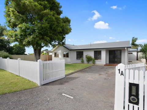 THE ASHMAN HOUSE - Modern And Close To Town - Accommodation 4U 0