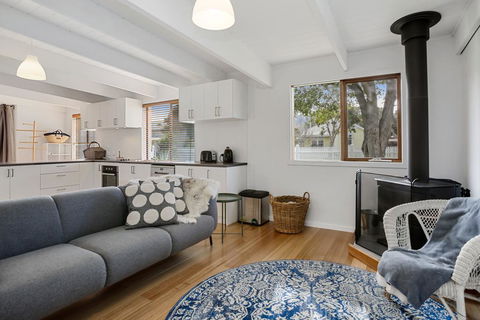 THE ASHMAN HOUSE - Modern And Close To Town - Accommodation 4U 1