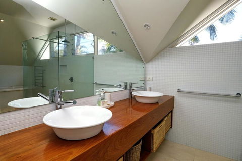THE BEACH HOUSE - Accommodation 4U 0