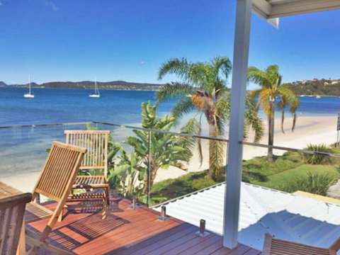 The Beach House' 169 Soldiers Point Road - Right On The Waterfront - Accommodation 4U 3