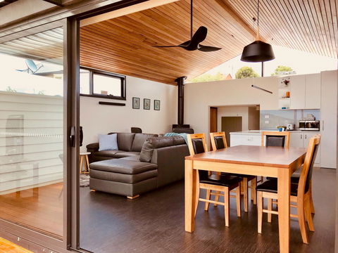 Omaroo House - Panoramic Water Views - Accommodation 4U 4