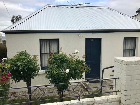 Omaroo House - Panoramic Water Views - Accommodation 4U 0