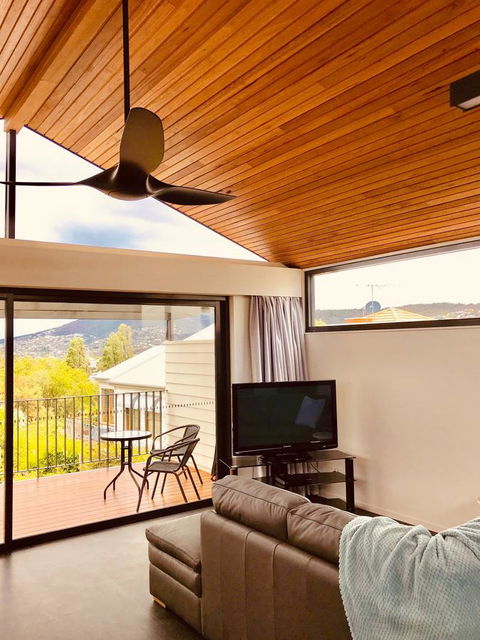 Omaroo House - Panoramic Water Views - Accommodation 4U 8