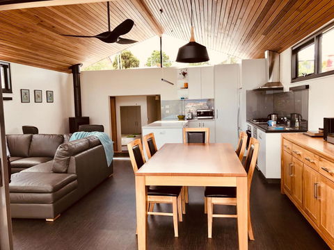 Omaroo House - Panoramic Water Views - Accommodation 4U 5
