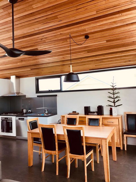 Omaroo House - Panoramic Water Views - Accommodation 4U 19