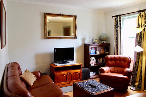 Omaroo House - Panoramic Water Views - Accommodation 4U 22