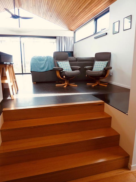 Omaroo House - Panoramic Water Views - Accommodation 4U 13