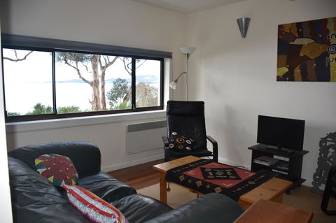 Beachside Taroona With Spa - Accommodation 4U 6