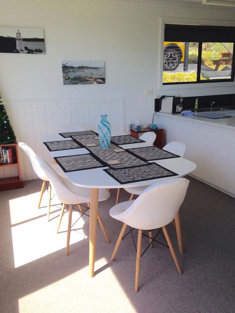 KINGFISHER COTTAGE Beachfront At The Binalong Bay - Accommodation 4U 14