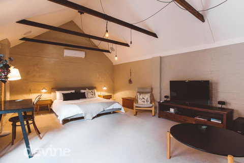Devine Stays - Hayloft On ELizabeth - Accommodation 4U 1