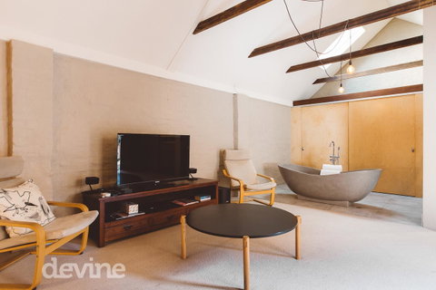 Devine Stays - Hayloft On ELizabeth - Accommodation 4U 0