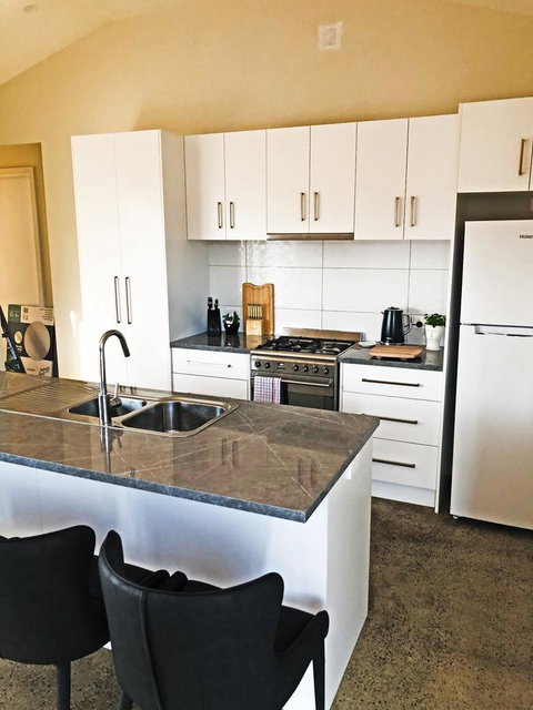 EMBRACING EVANDALE - Hosted By L'Abode Accommodation - Accommodation 4U 18