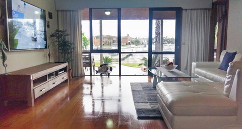 Waterfront Retreat - Accommodation 4U 4