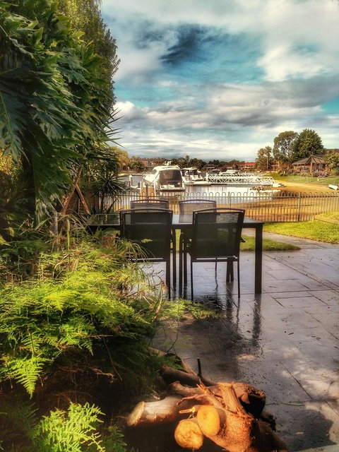 Waterfront Retreat - Accommodation 4U 8