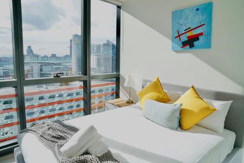 Pride Docklands Waterfront Apartment City View - Accommodation 4U 10